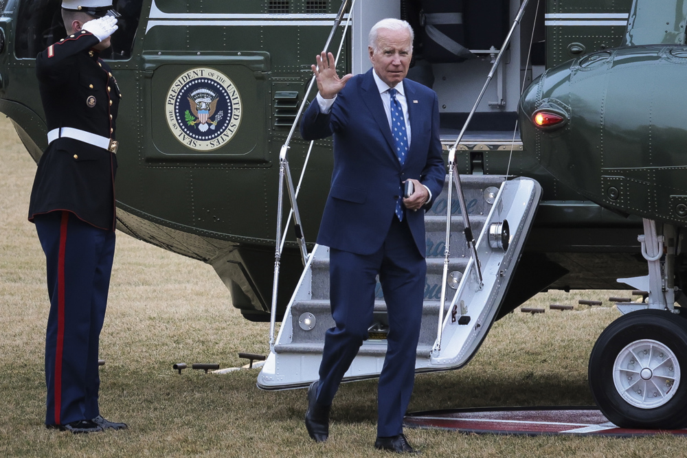 Biden visita por primera vez la frontera en medio de críticas a su