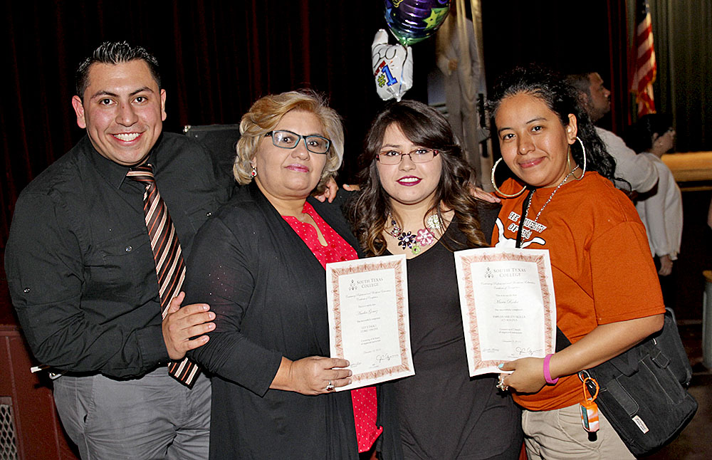Cientos de padres de PSJA reciben certificados de educación continua y profesional