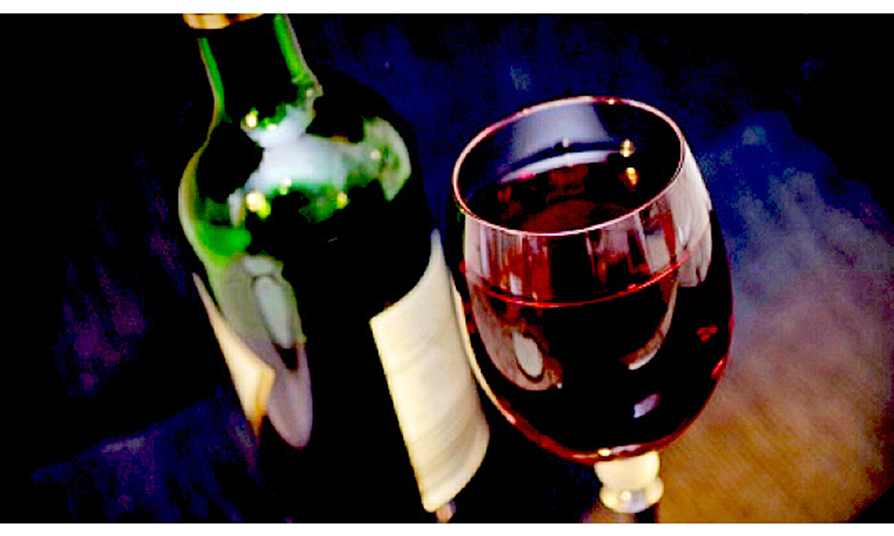 Especialista recomienda beber una copa de vino tinto al día