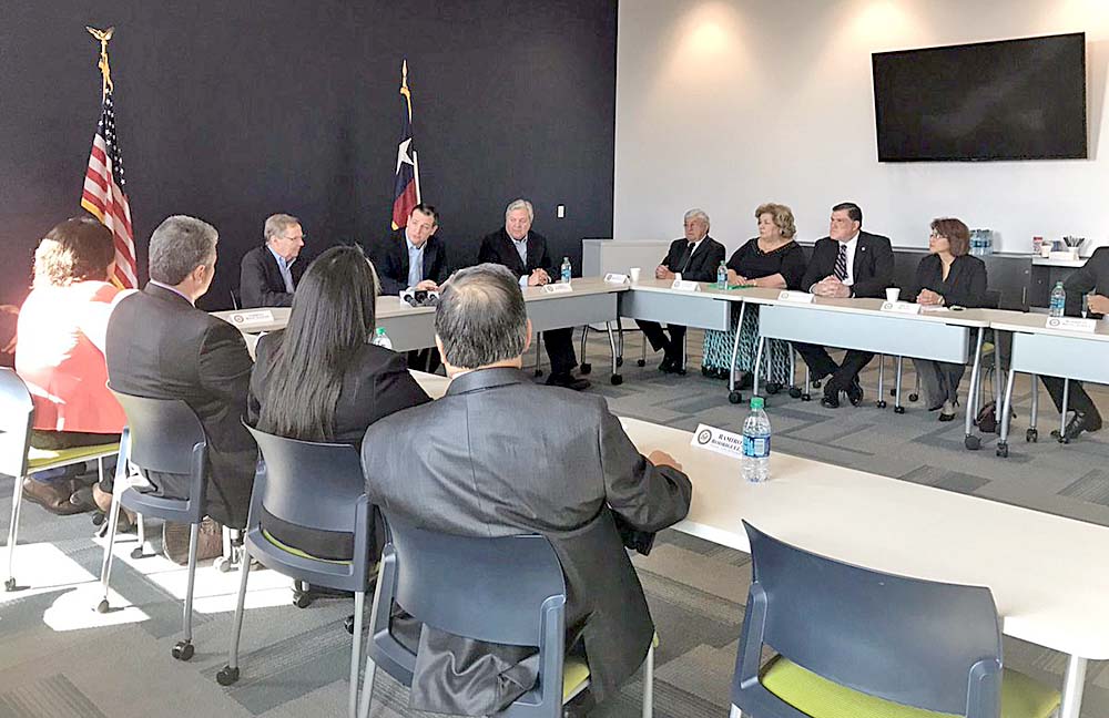 Se entrevistó Ted Cruz con funcionarios del Valle