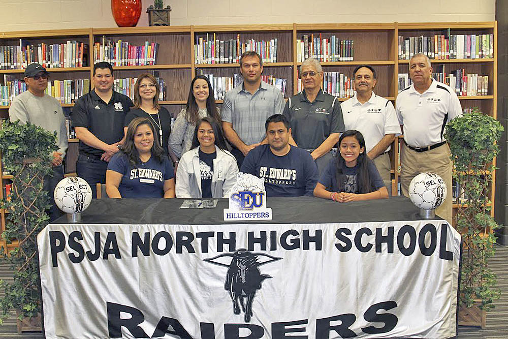 Raider firma con la Universidad St. Edward’s