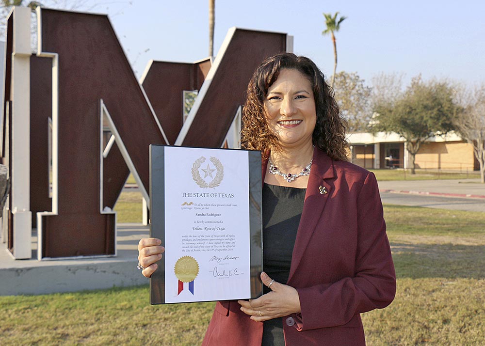 Recibe Sandra Rodríguez la “Rosa Amarilla de Texas”