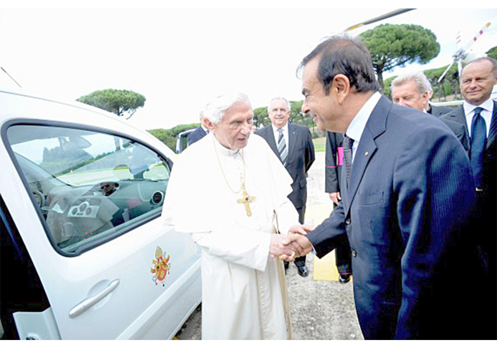 Al Papa Francisco le dieron a elegir entre el Tesla Modelo S y el Nissan Leaf. ¿Cuál eligió ?