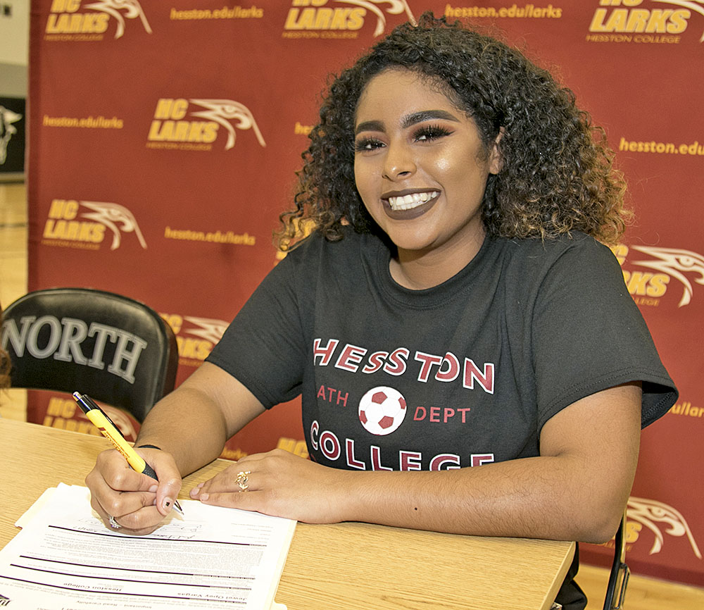 “Lady Raider” firma con el Hesston College de Kansas