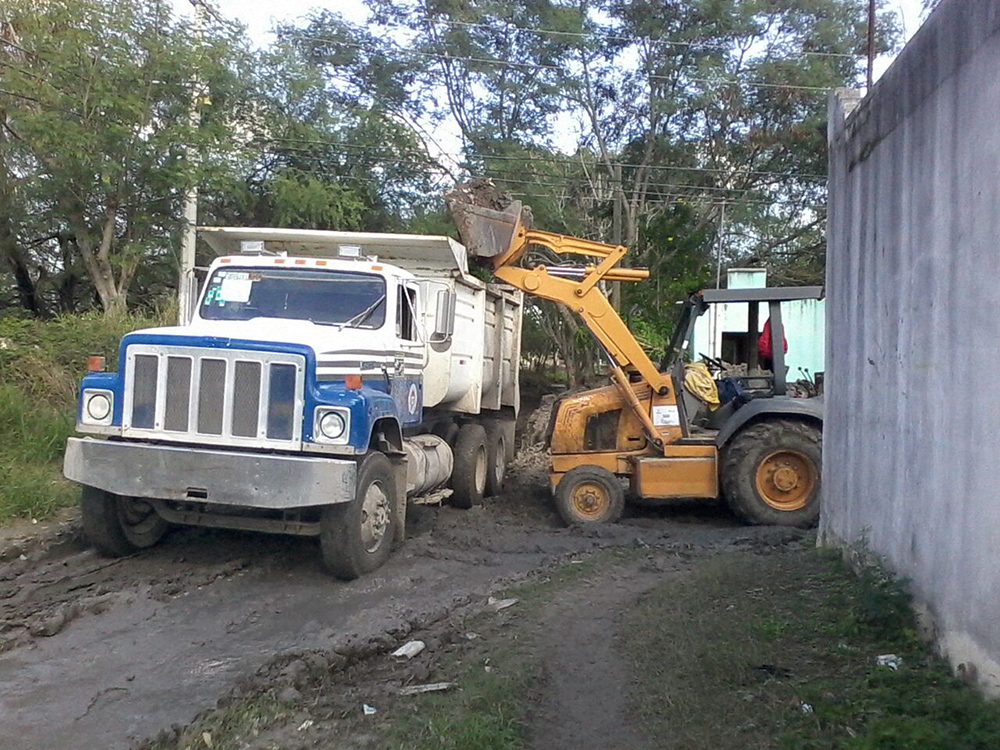 Limpian drenes para evitar estancamientos de agua