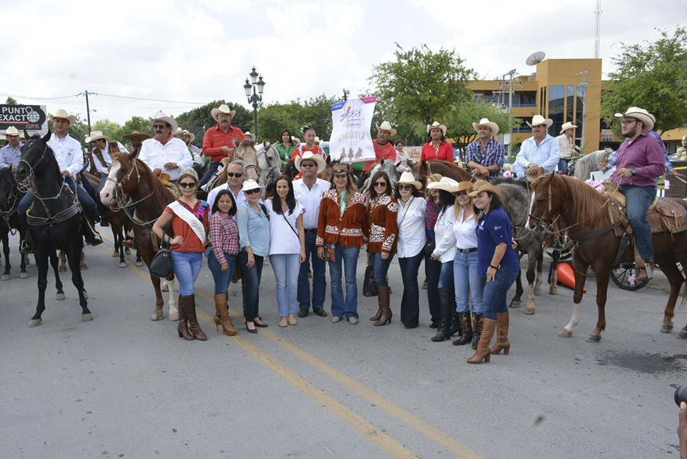 Cabalgan jinetes celebrando la Fundación de Reynosa