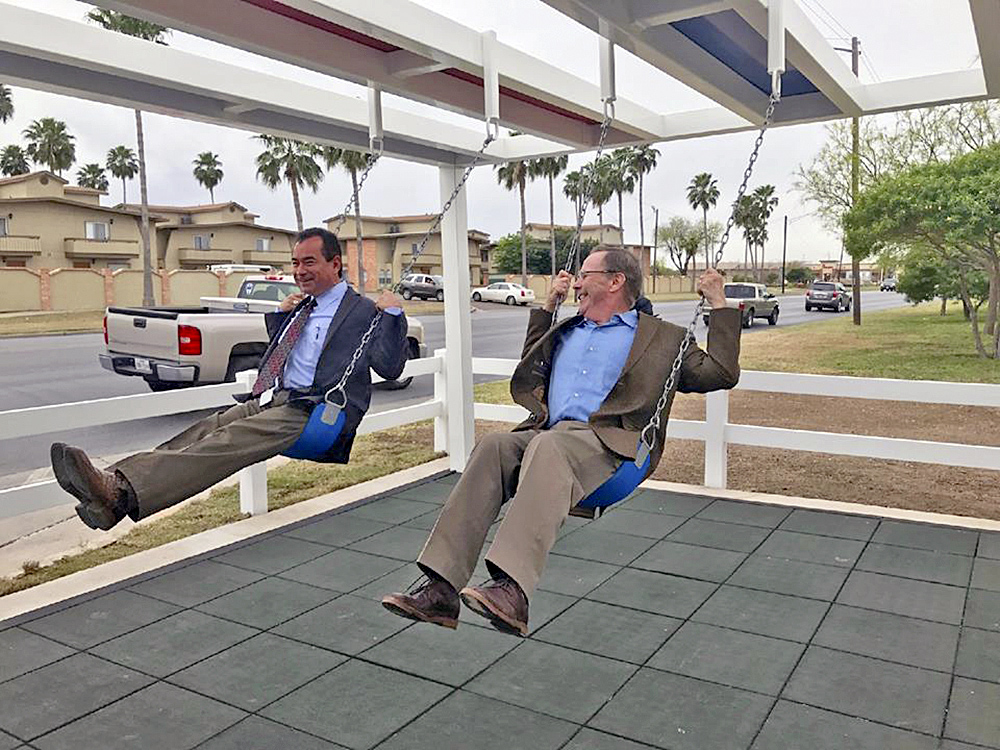 Parada de autobús con juegos infantiles