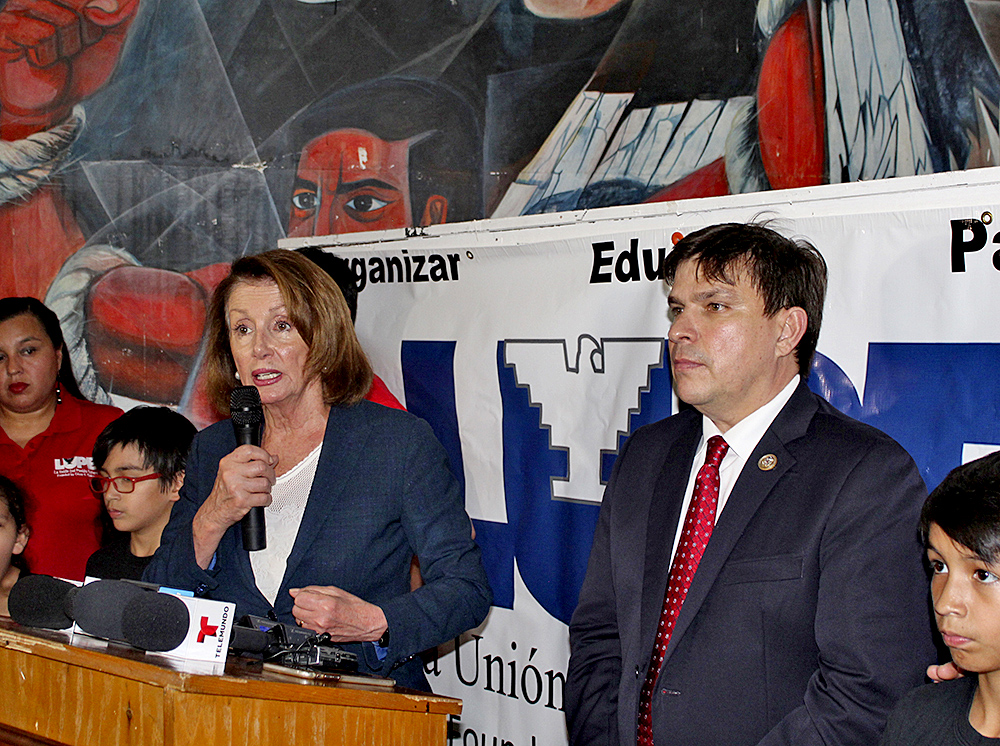 Pide Pelosi a migrantes mantener la esperanza