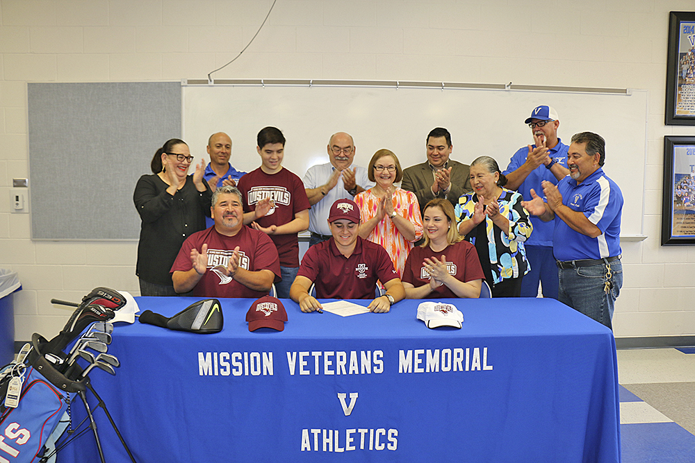 Firman a golfista del Valle