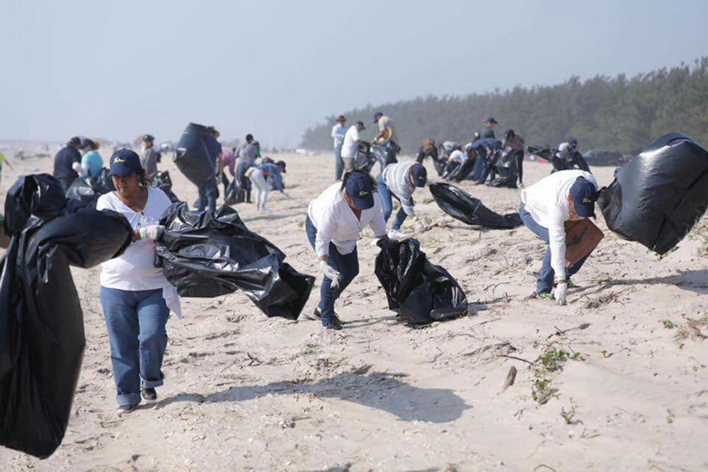 Participan dos mil personas en limpieza de playa de La Pesca