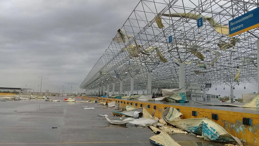 Tornado inutiliza puente internnacional Laredo III