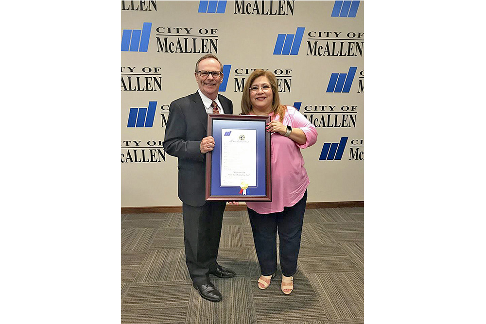 Presentan proclamación a la Comisionada Hilda Escochea Salinas por sus años de servicio