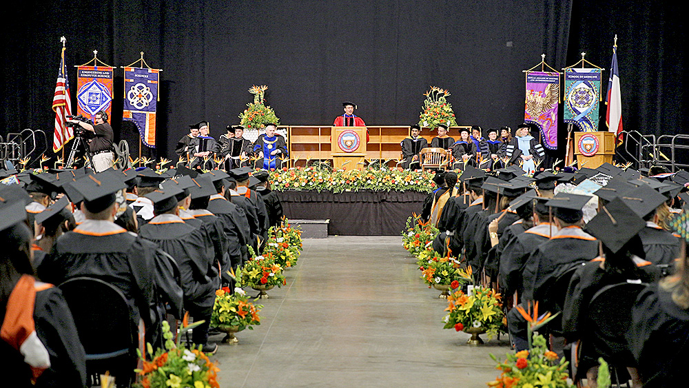 UTRGV festeja a más de 2 mil 400 graduados en McAllen