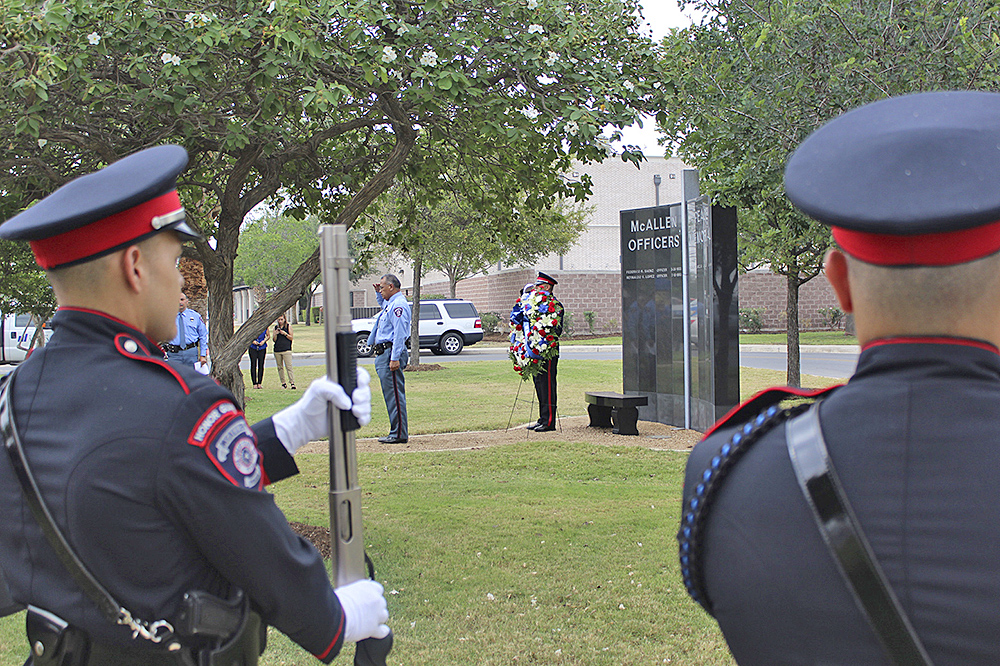 Rinden homenaje en McAllen a policías caídos en cumplimiento de su deber