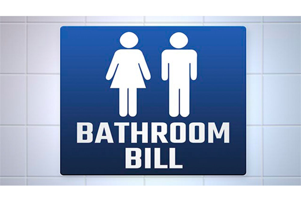 Texas aprueba ley que limita a estudiantes transgénero el uso de baños