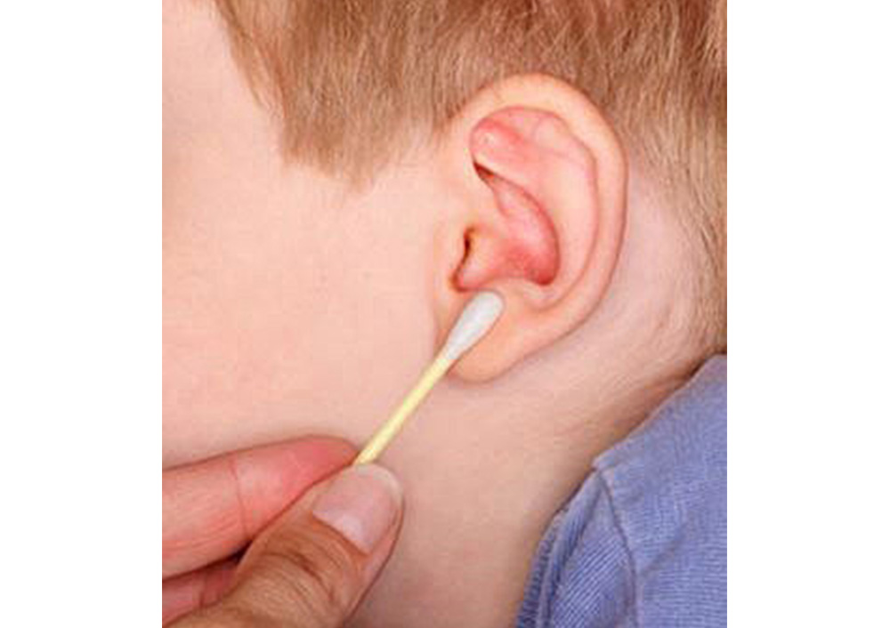 Uso de cotonetes o pasadores puede causar infecciones en los oídos