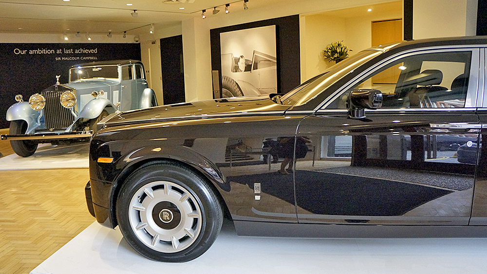 Rolls Royce lanza nuevo Phantom en exposición de sus autos clásicos