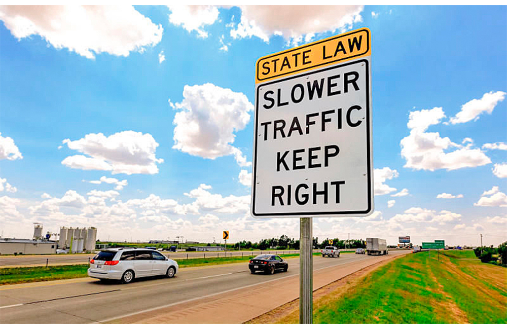 Qué estado multará a los conductores lentos que circulan por el carril izquierdo  