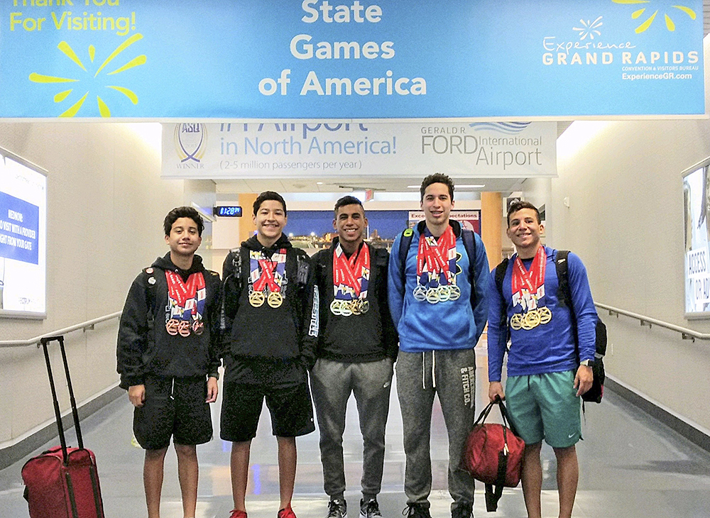 Equipo escolar de natación gana 13 medallas de oro en la competencia nacional