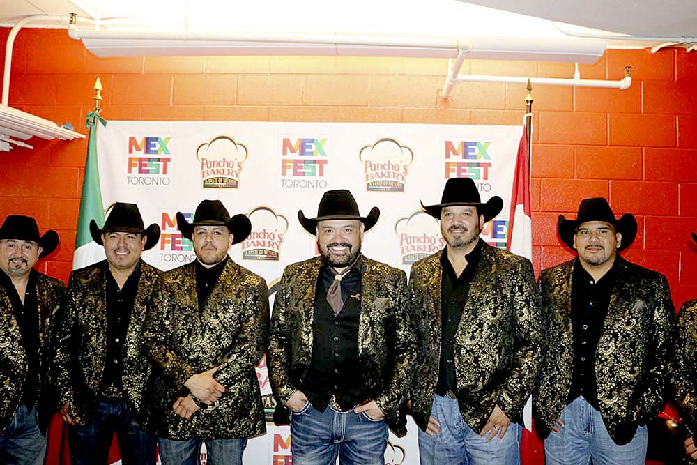 Banda texana Intocable enciende pasión mexicana en Toronto
