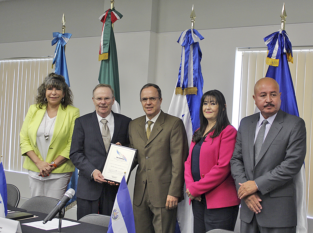 Alianza de cónsules reconoce a alcalde de McAllen