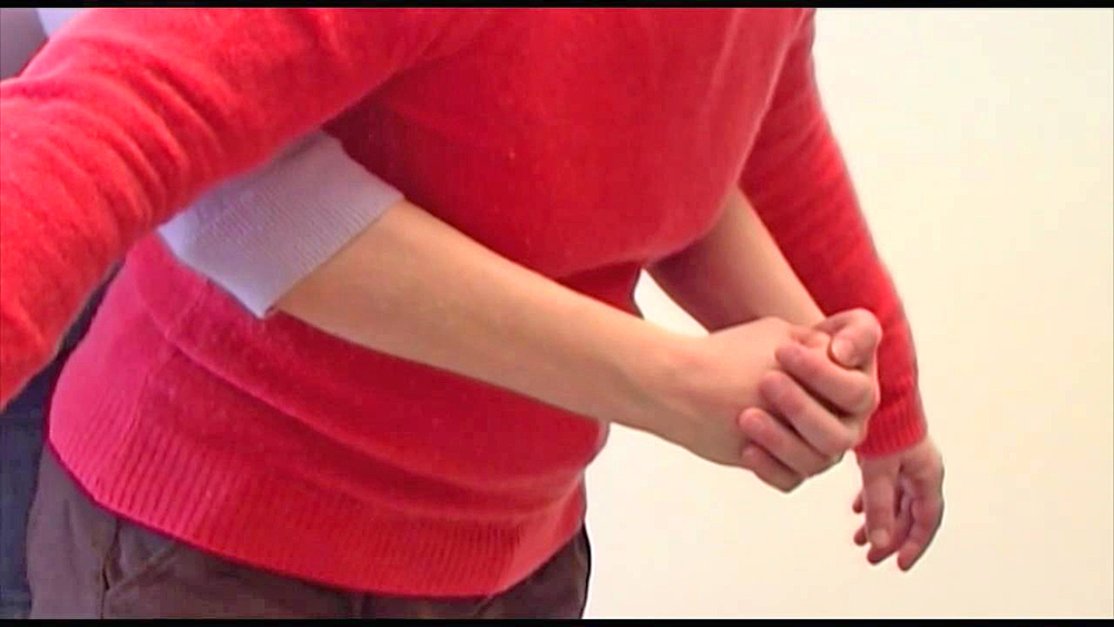 Cómo auxiliar a una persona por atragantamiento