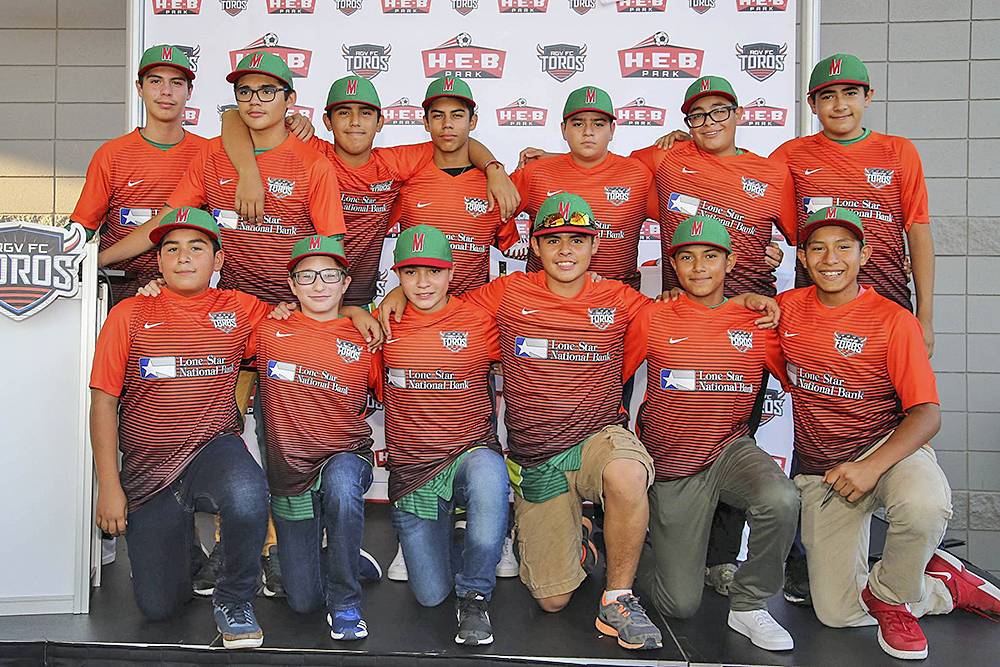 Toros rinde homenaje a campeones de la Treviño Kelly