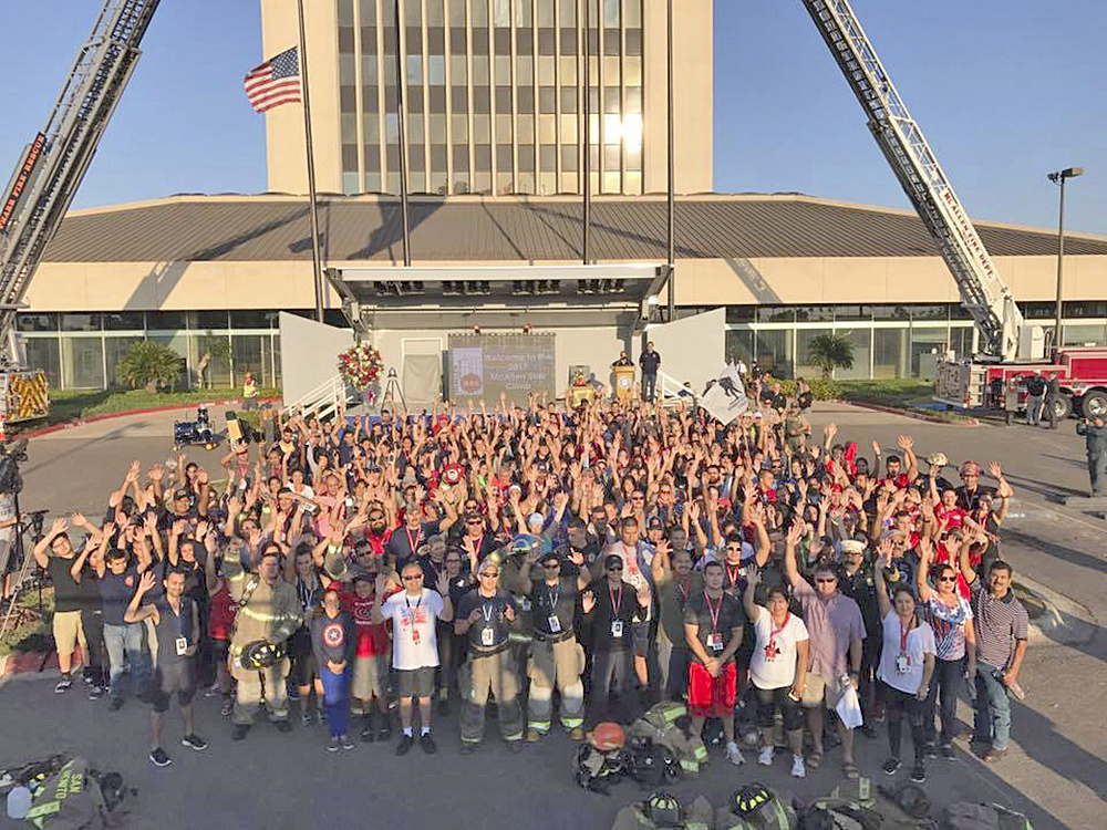 Rinden tributo a empleados de emergencias