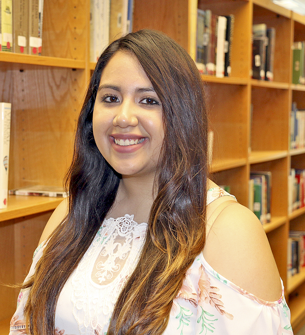 Honran a joven por sus logros académicos