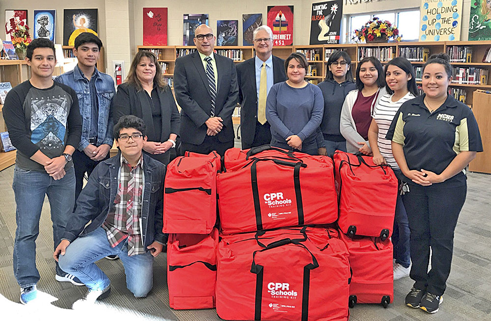Estudiantes reciben kits de resucitación cardiopulmonar