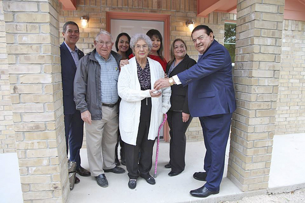 Entregan nuevo hogar a familia de Mission