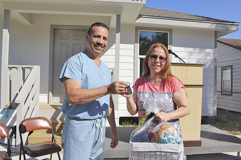 Entregan las llaves de su nuevo hogar a la Familia Perales