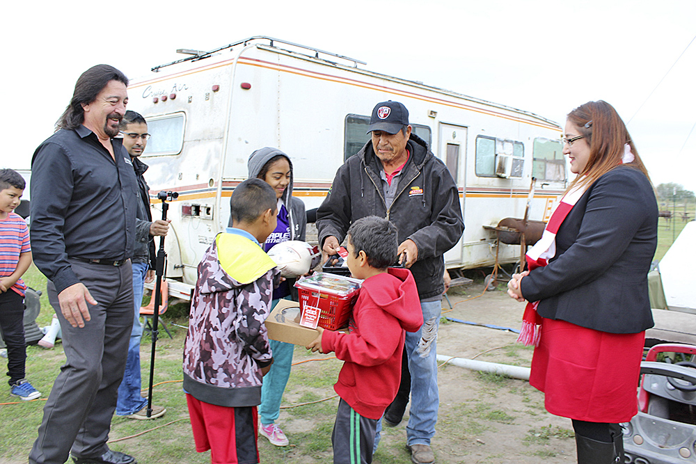 Dando alimentos y alegría