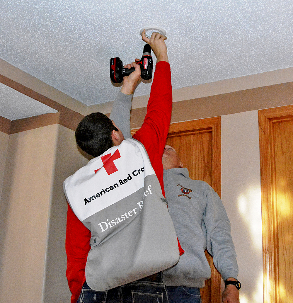 Instalan detectores de humo en 500 hogares