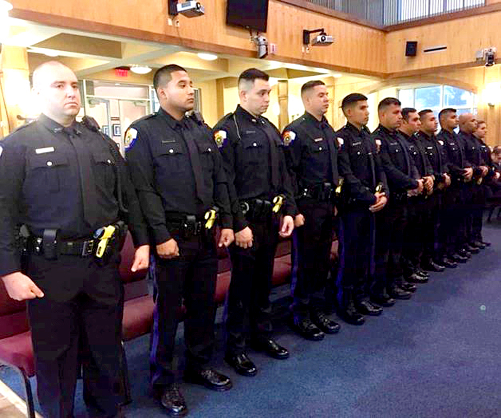 Juramentan nuevos oficiales