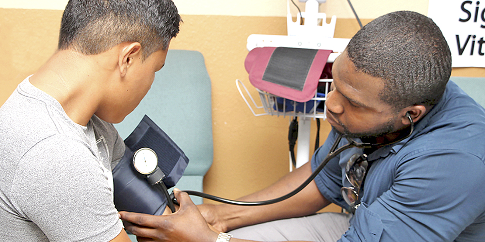 Escuela de Medicina recibe subvención de 5 años