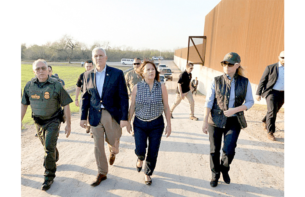 Vicepresidente Mike Pence recorre tramo de frontera con México
