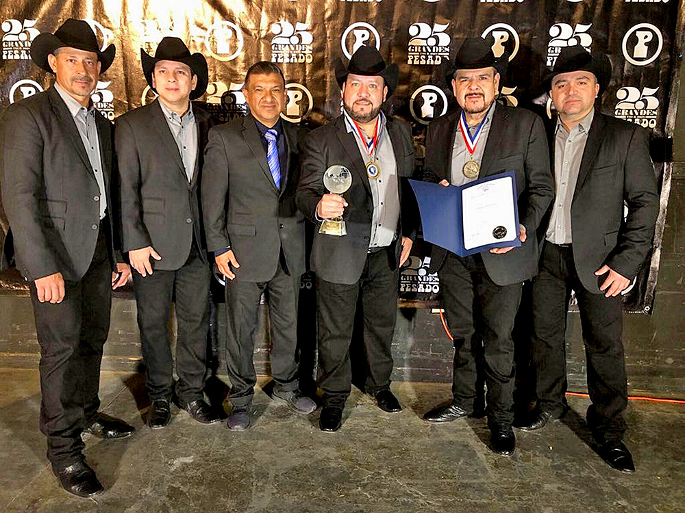 Grupo Pesado recibe en Las Vegas presea por 25 años de trayectoria