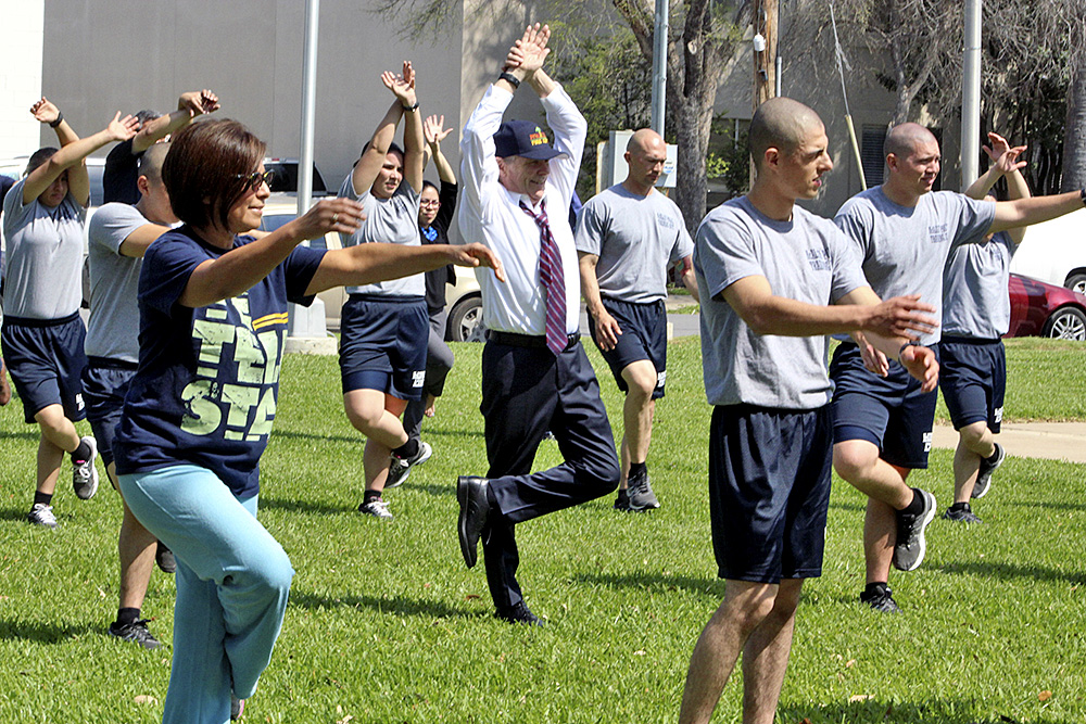 Yoga en el parque, promoviendo un estilo de vida saludable y activo