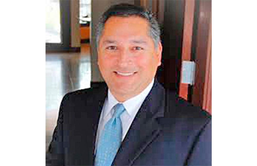 Javier Villalobos electo comisionado del Distrito Uno