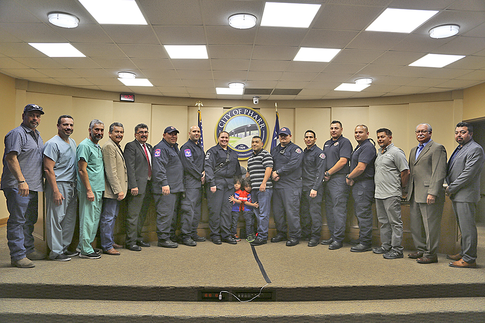 Distinguen a Krystle Guerra en el Departamento de Bomberos
