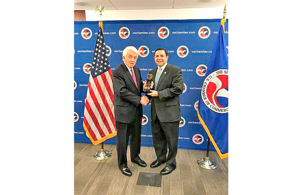 Cámara de Comercio de E. U. entrega reconocimiento ‘Espíritu Empresarial’ al Rep. Henry Cuéllar