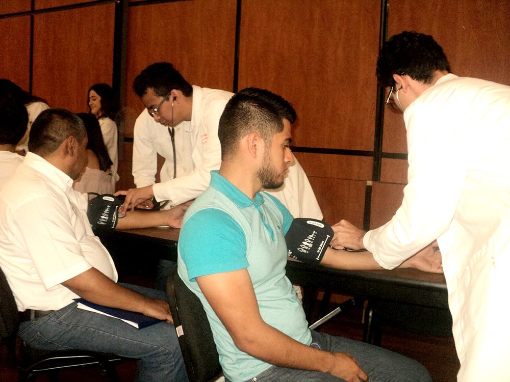 Realizan brigadas de salud alumnos de medicina UAT en Tampico