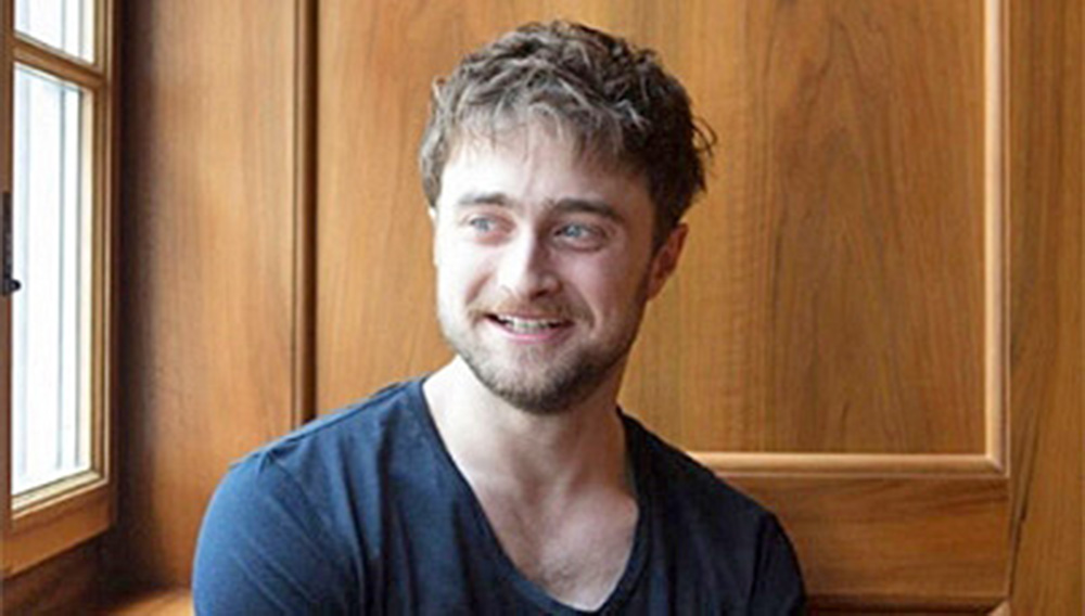 Daniel Radcliffe muestra que es un actor multifacético en “El traficante”