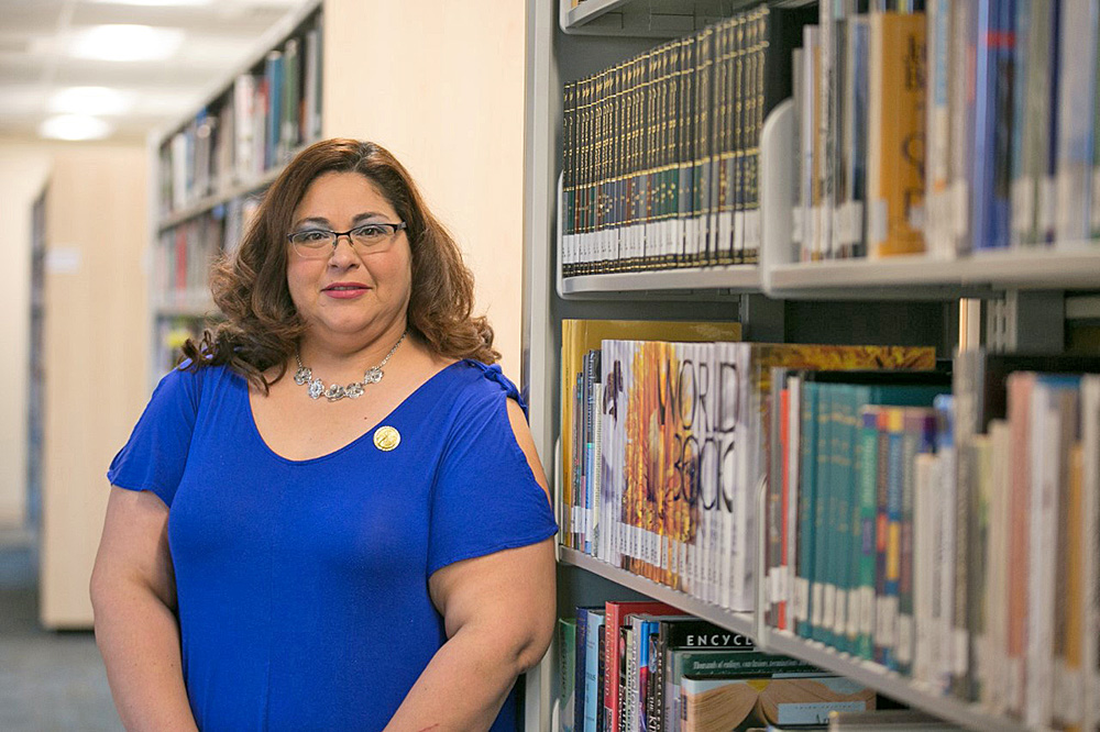 Instructora de STC continúa esforzándose en su viaje a un doctorado