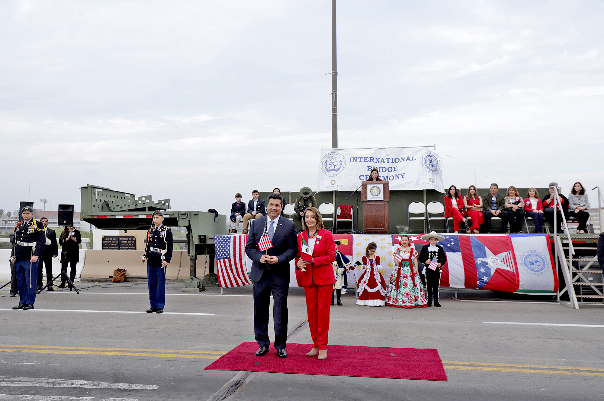 Nancy Pelosi y Francisco G. Cabeza de Vaca, se dan abrazo en puente internacional
