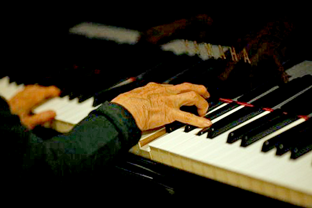 Tocar un instrumento o cantar previene problemas cerebrales de la vejez