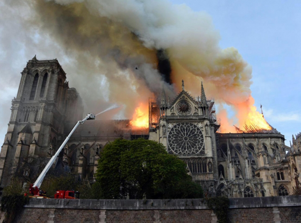 Colapsa aguja de la joya gótica de la catedral de Notre Dame