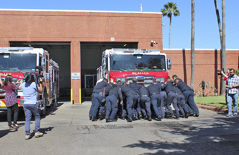 Dan “empujón” a tres nuevos camiones de bomberos en McAllen