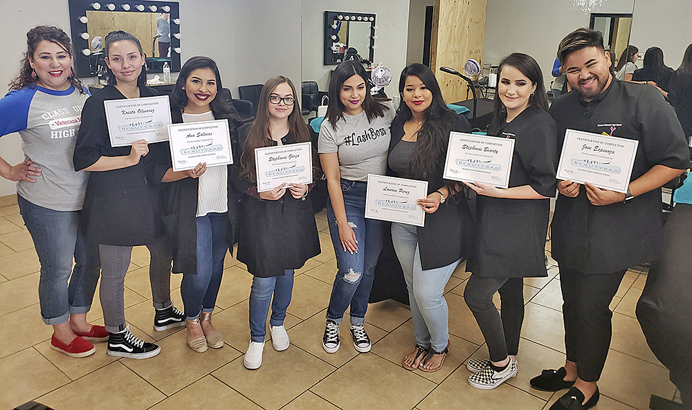 Estudiantes de cosmetología de VMHS obtienen una certificación adicional